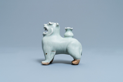 Un porte-encens en forme de tigre en porcelaine de Chine de type qingbai, Ming