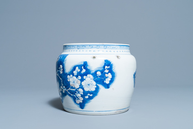 Un bol en porcelaine de Chine en bleu, blanc et rouge de cuivre, Kangxi