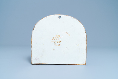 Une plaque en forme de cage &agrave; oiseaux en fa&iuml;ence de Delft polychrome, dat&eacute;e 1773