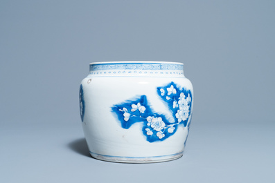 Un bol en porcelaine de Chine en bleu, blanc et rouge de cuivre, Kangxi