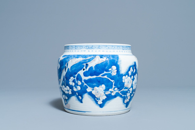 Un bol en porcelaine de Chine en bleu, blanc et rouge de cuivre, Kangxi