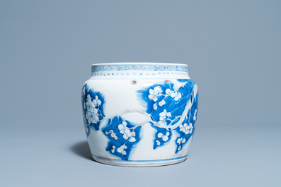 Un bol en porcelaine de Chine en bleu, blanc et rouge de cuivre, Kangxi