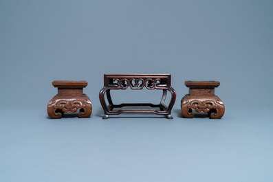 Cinq socles en bois sculpt&eacute;, Chine, 19/20&egrave;me
