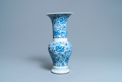 Een Chinese blauw-witte yenyen vaas met pioenrozen, Kangxi