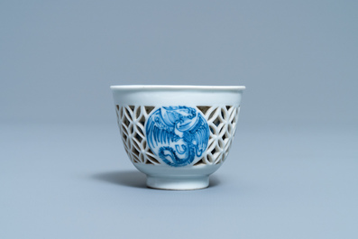 Een zeldzame Chinese blauw-witte opengewerkte dubbelwandige kop met feniksen, Transitie periode