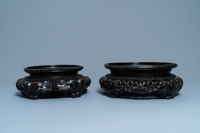 Twee grote opengewerkte Chinese houten sokkels, 18/19e eeuw