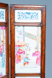 Een Chinees vierdelig kamerscherm met famille rose plaquettes, 19e eeuw