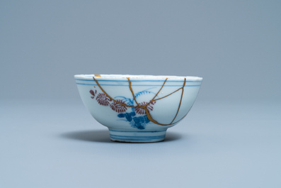 Un bol en porcelaine de Chine en bleu, blanc et rouge de cuivre r&eacute;par&eacute; de fa&ccedil;on kintsugi, marque de Chenghua, Kangxi