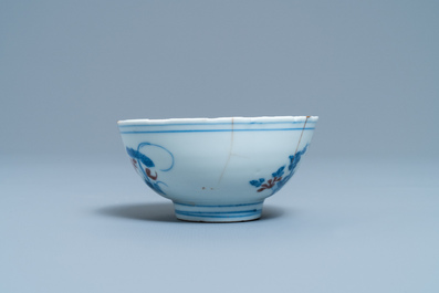 Een Chinese blauw-witte en koperrode kom met kintsugi herstelling, Chenghua merk, Kangxi