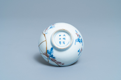 Un bol en porcelaine de Chine en bleu, blanc et rouge de cuivre r&eacute;par&eacute; de fa&ccedil;on kintsugi, marque de Chenghua, Kangxi