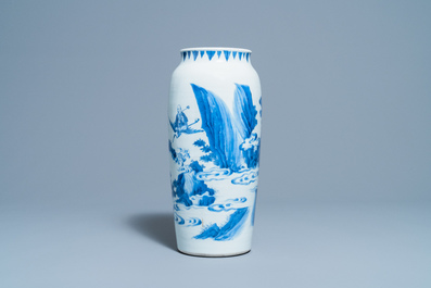 Un vase en porcelaine de Chine en bleu et blanc &agrave; d&eacute;cor d'Immortels, &eacute;poque Transition