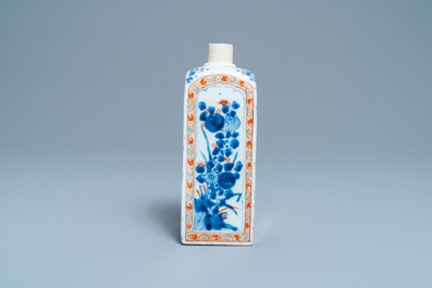 Een Chinese verte-Imari fles met florale en landschapspanelen, Kangxi