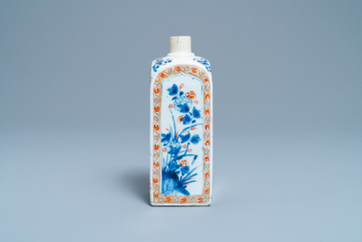 Een Chinese verte-Imari fles met florale en landschapspanelen, Kangxi