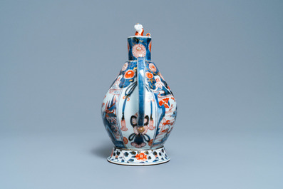 Une grande th&eacute;i&egrave;re couverte en porcelaine Imari de Japon, Edo, 17&egrave;me