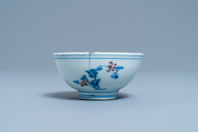 Een Chinese blauw-witte en koperrode kom met kintsugi herstelling, Chenghua merk, Kangxi