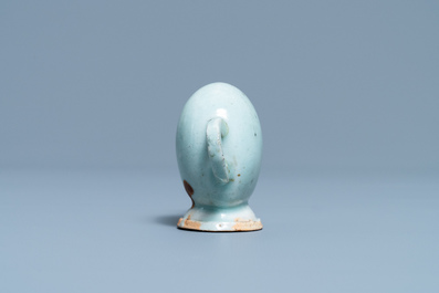 Une th&eacute;i&egrave;re 'cadogan' miniature en forme de p&ecirc;che en porcelaine de Chine &agrave; &eacute;mail junyao, Kangxi/Qianlong