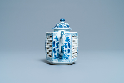 Een Chinese blauw-witte opengewerkte dubbelwandige theepot met deksel, Kangxi