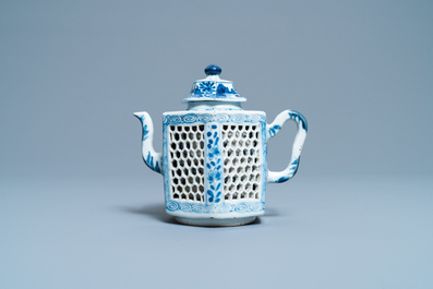 Een Chinese blauw-witte opengewerkte dubbelwandige theepot met deksel, Kangxi