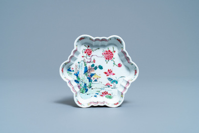 Une th&eacute;i&egrave;re sur support en porcelaine de Chine famille rose &agrave; d&eacute;cor d'un paysage, Yongzheng