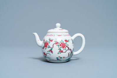 Une th&eacute;i&egrave;re sur support en porcelaine de Chine famille rose &agrave; d&eacute;cor d'un paysage, Yongzheng