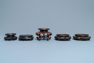 Treize socles en bois sculpt&eacute; en forme de lotus, Chine, 18/19&egrave;me