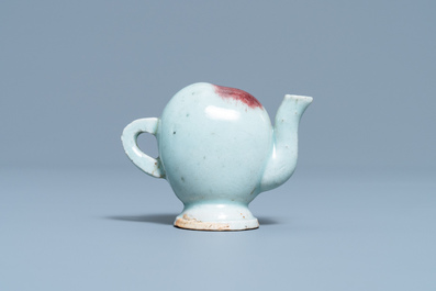 Une th&eacute;i&egrave;re 'cadogan' miniature en forme de p&ecirc;che en porcelaine de Chine &agrave; &eacute;mail junyao, Kangxi/Qianlong