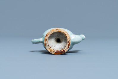 Une th&eacute;i&egrave;re 'cadogan' miniature en forme de p&ecirc;che en porcelaine de Chine &agrave; &eacute;mail junyao, Kangxi/Qianlong
