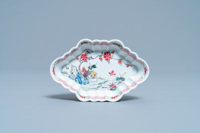 Une verseuse, une soucoupe et un support de cuill&egrave;res en porcelaine de Chine famille rose, Yongzheng