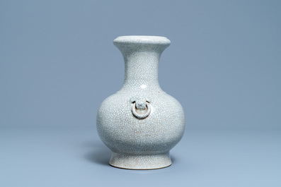 Un vase de forme 'hu' en porcelaine de Chine &agrave; fond craquel&eacute;, 20&egrave;me