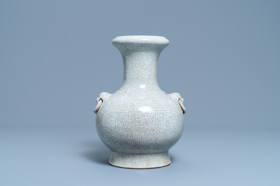 Een Chinese monochrome 'hu' vaas met craquel&eacute;-glazuur, 20e eeuw