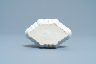 Une verseuse, une soucoupe et un support de cuill&egrave;res en porcelaine de Chine famille rose, Yongzheng