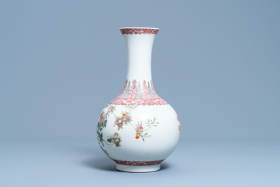 Een Chinese flesvormige famille rose vaas met floraal decor, Hongxian merk, Republiek