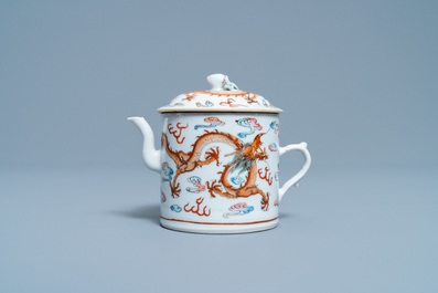 Une th&eacute;i&egrave;re couverte en porcelaine de Chine famille rose &agrave; d&eacute;cor de dragons, 19&egrave;me