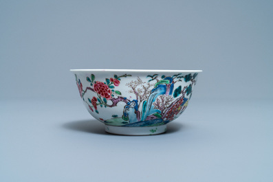 Un bol en porcelaine de Chine famille rose &agrave; d&eacute;cor d'un paysage montagneux, Yongzheng