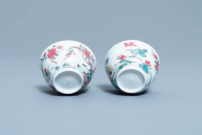 Une paire de tasses et soucoupes en porcelaine de Chine famille rose &agrave; d&eacute;cor d'un paysage montagneux, Yongzheng