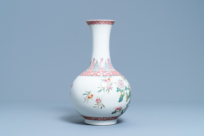 Een Chinese flesvormige famille rose vaas met floraal decor, Hongxian merk, Republiek