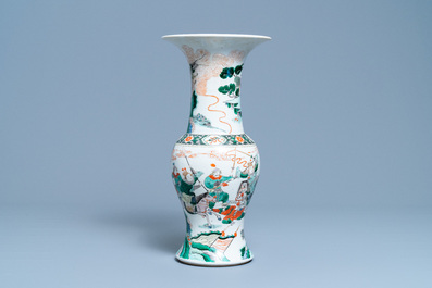 Un vase de forme yenyen en porcelaine de Chine famille verte &agrave; d&eacute;cor de guerriers, 19&egrave;me
