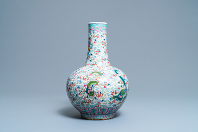 Een Chinese flesvormige famille rose 'draken' vaas, 19e eeuw