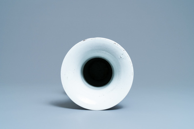 Un vase de forme yenyen en porcelaine de Chine en bleu et blanc, 19&egrave;me