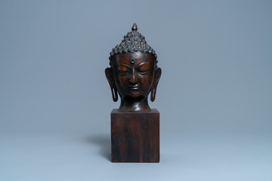 Een groot bronzen hoofd van een Boeddha, Thailand, 18/19e eeuw