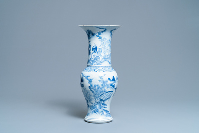 Un vase de forme yenyen en porcelaine de Chine en bleu et blanc, 19&egrave;me