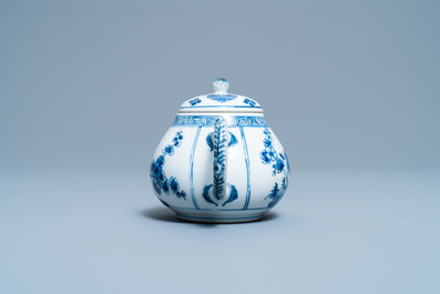 A Chinese blue and white teapot and cover, Kangxi