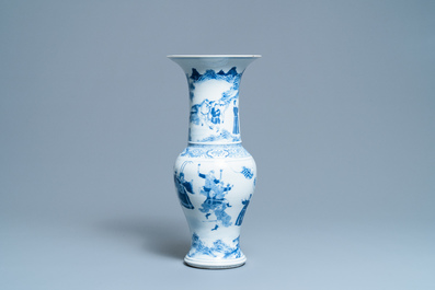 Een Chinese blauw-witte yenyen vaas met verhalend decor, 19e eeuw