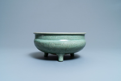 Un br&ucirc;le-parfum en porcelaine de Chine c&eacute;ladon de Longquan au couvercle en bois avec fretel en forme de Bouddha, Ming