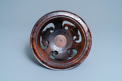 Een Chinese Longquan celadon wierookbrander met houten deksel met zeepstenen Boeddha, Ming