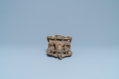 Un autel inscrit en bronze dor&eacute; incrust&eacute; d'argent et de cuivre, Inde, 18/19&egrave;me