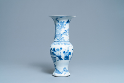 Un vase de forme yenyen en porcelaine de Chine en bleu et blanc, 19&egrave;me