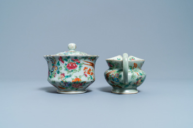 Een Chinees Canton famille rose theeservies met celadon fondkleur, 19e eeuw