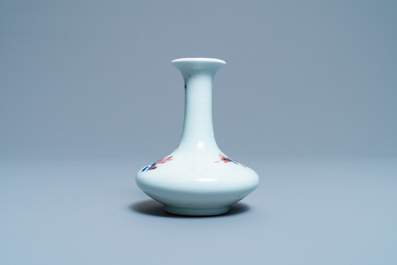 Een kleine Chinese blauw-witte en koperrode vaas met floraal decor, Republiek