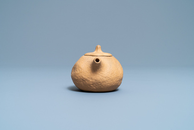 A Chinese Yixing stoneware teapot and cover, 18/19th C.